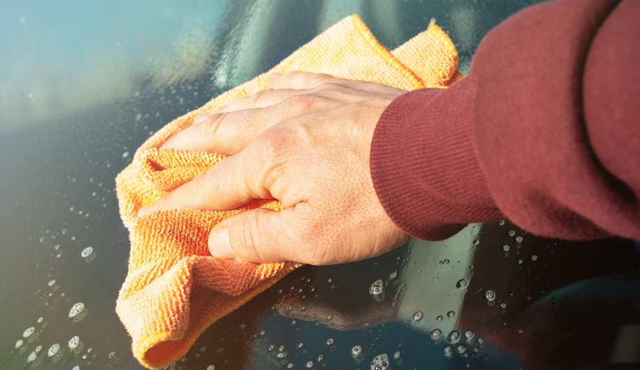 Using microfiber to clean car windshield